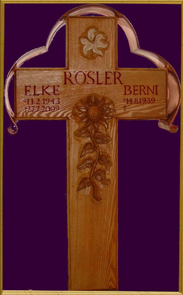 Grabkreuz mit floralen Reliefs