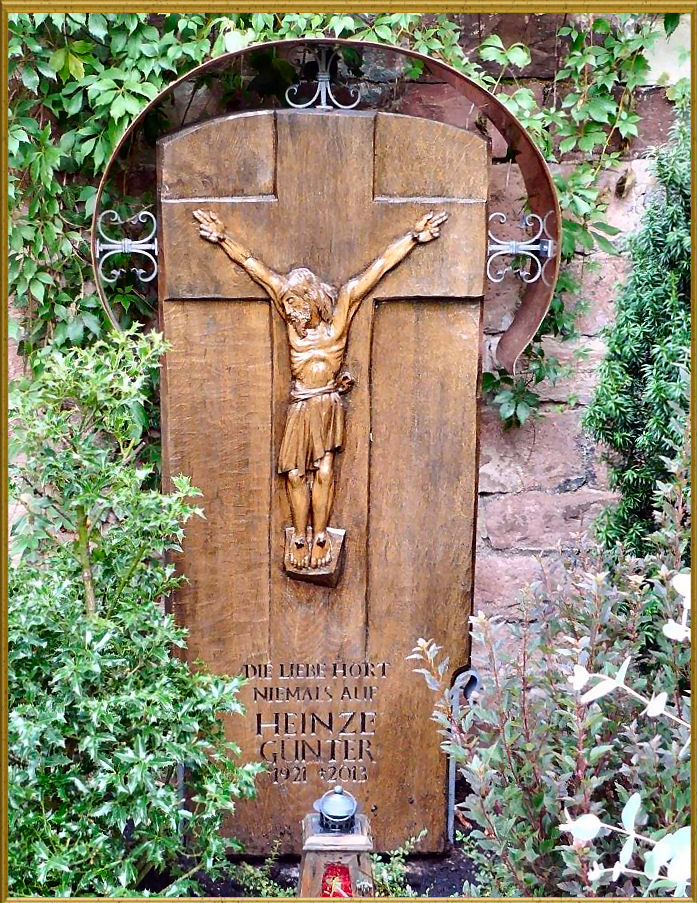Grabkreuz aus Laerchenholz