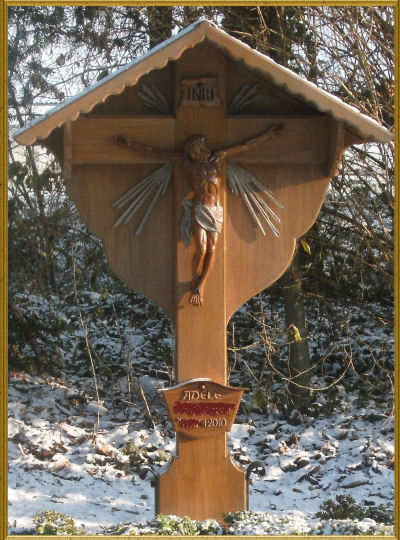Grabkreuz mit Corpus im Strahlenkranz