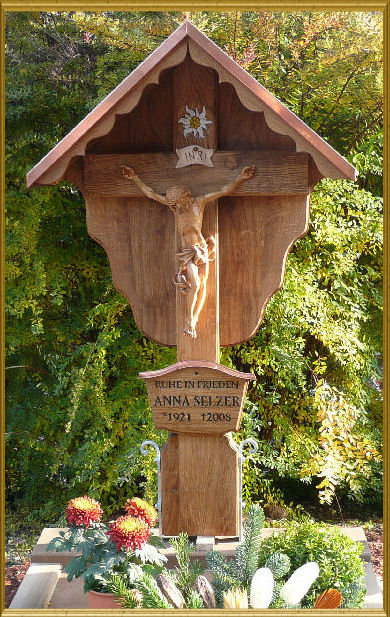 Grabkreuz mit Corpus und Inritafel