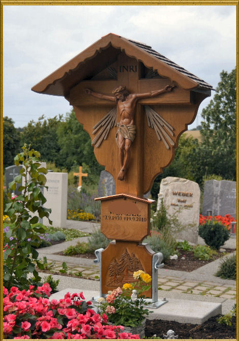Schlichtes Grabkreuz mit Corpus
