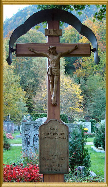 Offenes Grabkreuz mit Corpus