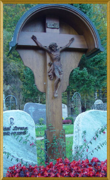 Grabkreuz mit ovaler Dachform