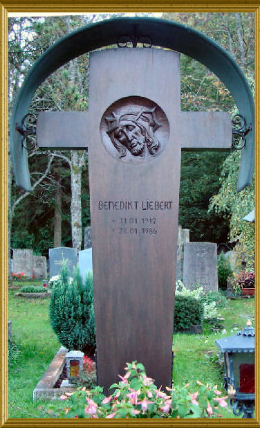 Holzkreuz mit Christuskopf Relief
