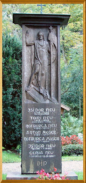 Grabmal mit Auferstehungs Heiland als Relief