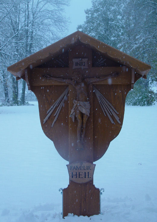 Waldfriedhof Muenchen und Friedhof Koeln, aus Oberammergau weltweit gelieferte Grabdenkmale und Grabzeichen, Kreuze und Stelen, ob Holzkreuz in viele Variationen. Die Kirche stellt die Grabstaette, damit wir die Erinnerung an die Verstorbenen, Toten in Wuerde erhalten.